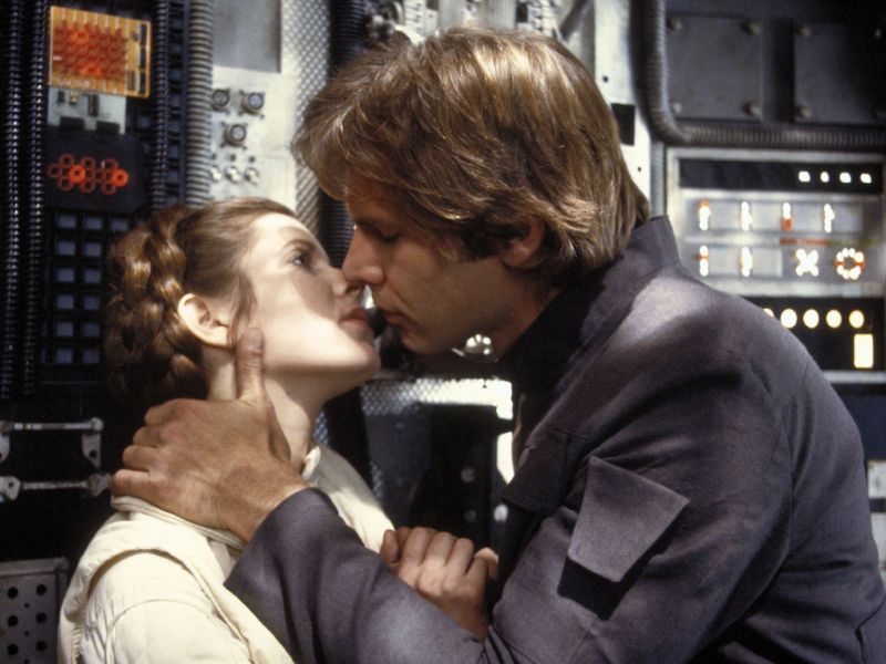 Plik:Leia Organa Han Solo kiss.jpg
