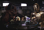 C-3PO i Chewbacca na pokładzie Sokoła Millenium.