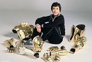 Anthony Daniels i rozłożony kostium C-3PO.