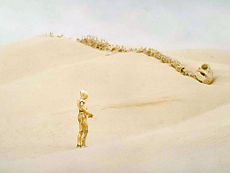 C-3PO mija szkielet smoka krayta.