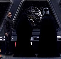 Tarkin z Sidiousem i Vaderem obserwują budowę Gwiazdy Śmierci.